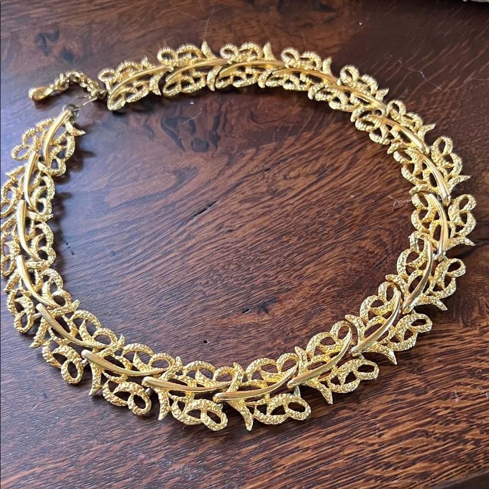 Vintage Gold-Tone Leaf Scroll Collar Necklace Mid-Century 1950-1970’s